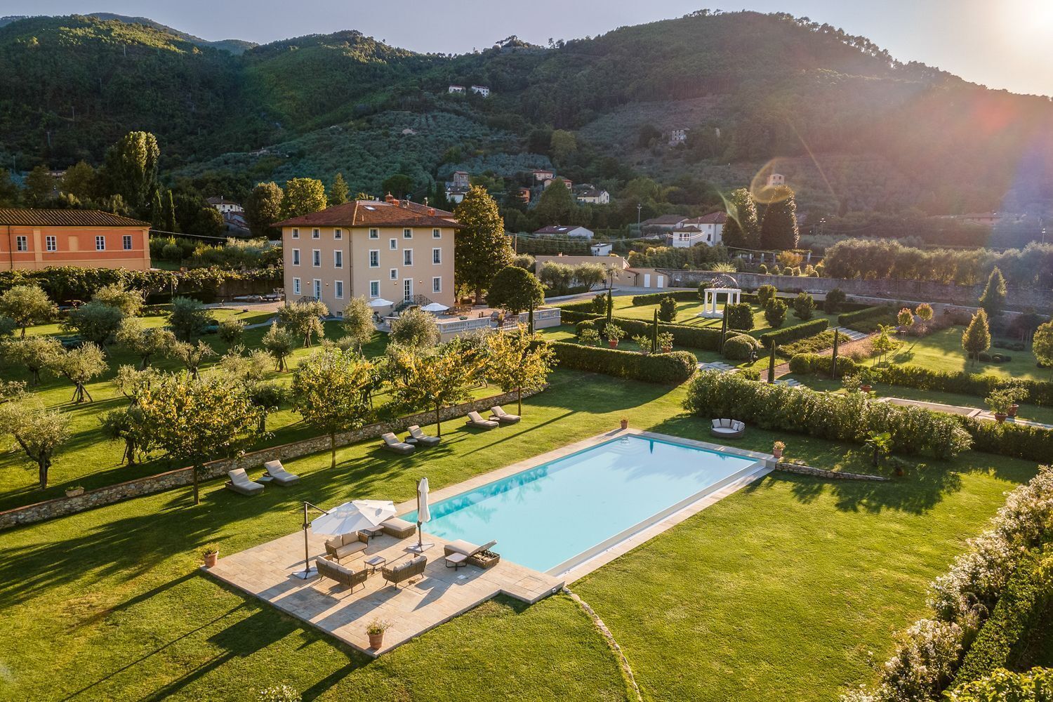 Una piscina cubierta, una piscina climatizada