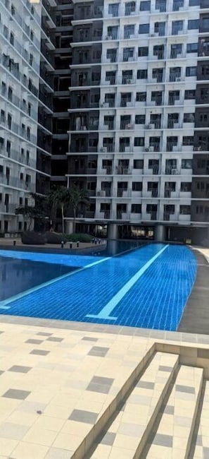 Ein modernes Apartmenthaus mit Schwimmbad.