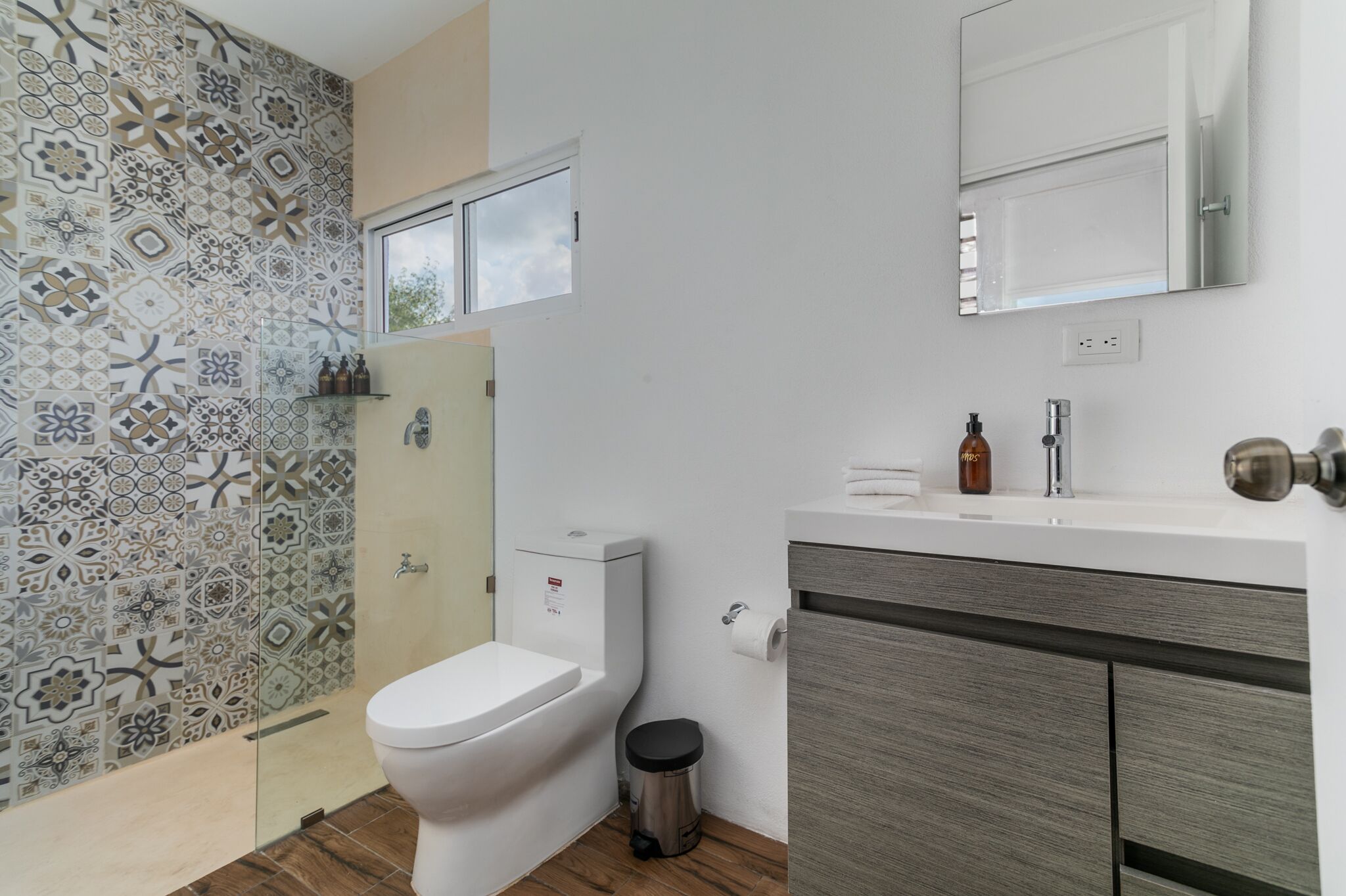 シャワー、ヘアドライヤー、タオル、シャンプー