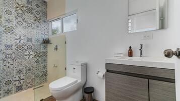 シャワー、ヘアドライヤー、タオル、シャンプー