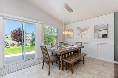 Caldwell/Nampa Family Retreat | King Bed | 4 TVs | Fenced Backyard | 1-Gig WiFi