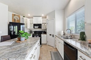 Fridge, microwave, oven, stovetop - Idaho Family-Friendly Retreat (Caldwell)