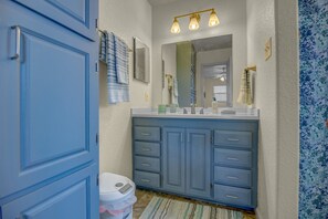 Dusch, hårtork, handdukar och tvål