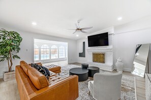 Una Smart TV, una chimenea