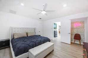 4 dormitorios, caja fuerte, escritorio y tabla de planchar con plancha