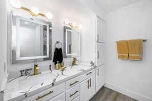 Douche, sĂšche-cheveux, serviettes fournies, shampoing