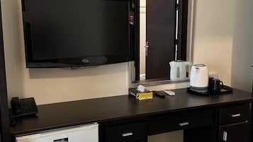 1 kamar tidur, seprai antialergi, minibar, dan tirai kedap cahaya