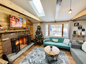 Smart-TV, Kamin, Tischtennisplatte, Bücher