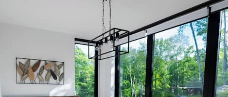 3 habitaciones, tabla de planchar con plancha y cuna de viaje