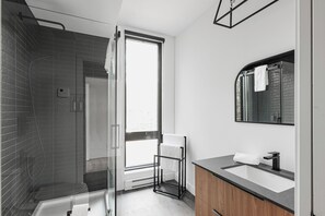 Dusche, Haartrockner, Handtücher, Seife