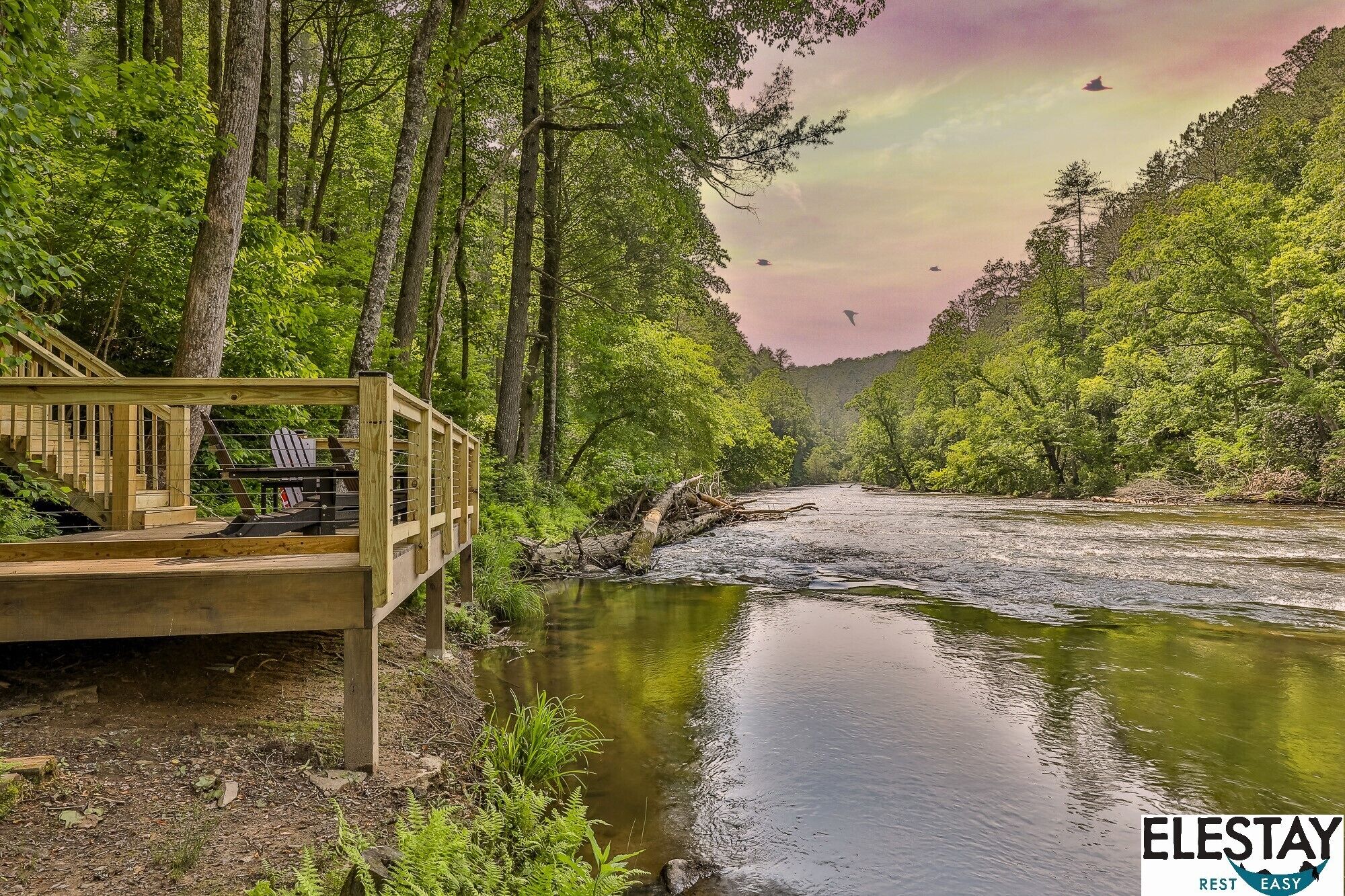 High Life Lodge- Riverfront, Fiber, HotTub, Fish, DogOK, Game Room, Movie Room