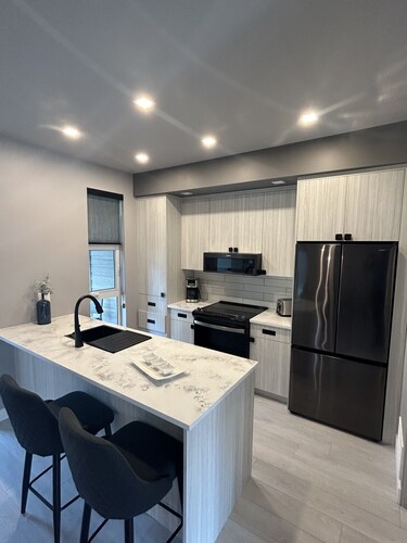 Ocean Views - 2 bedroom 2 bathroom townhouse NEW w/beach access, pool, hot tub 