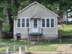 Exterior - Newland's Resort: Cozy Channel Front Cottage #2 on Indian Lake with a boat dock (Lakeview)