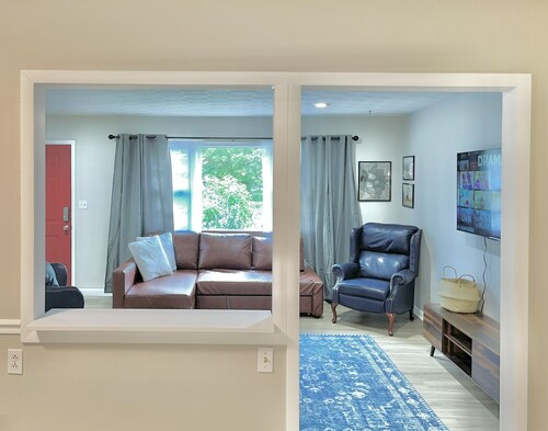 Red Tail Cottage: Full Fence, Hammock Chair, Walk to Bass Pro, Movie Night