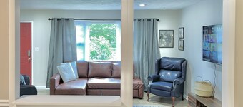 Red Tail Cottage: Full Fence, Hammock Chair, Walk to Bass Pro, Movie Night