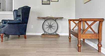 Red Tail Cottage: Full Fence, Hammock Chair, Walk to Bass Pro, Movie Night