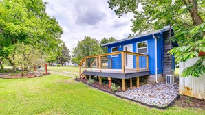 A blue house with a wooden deck and a small porch. - Cozy Hiker's Hideaway: Steps From Creeper Trail! (Damascus)