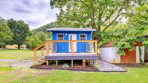 A blue house with a wooden deck and a fenced area. - Cozy Hiker's Hideaway: Steps From Creeper Trail! (Damascus)