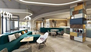Un hall d’hôtel moderne avec un plafond incurvé, des canapés turquoise, une table basse, un fauteuil à motifs, une petite table ronde et une bibliothèque contenant divers objets.