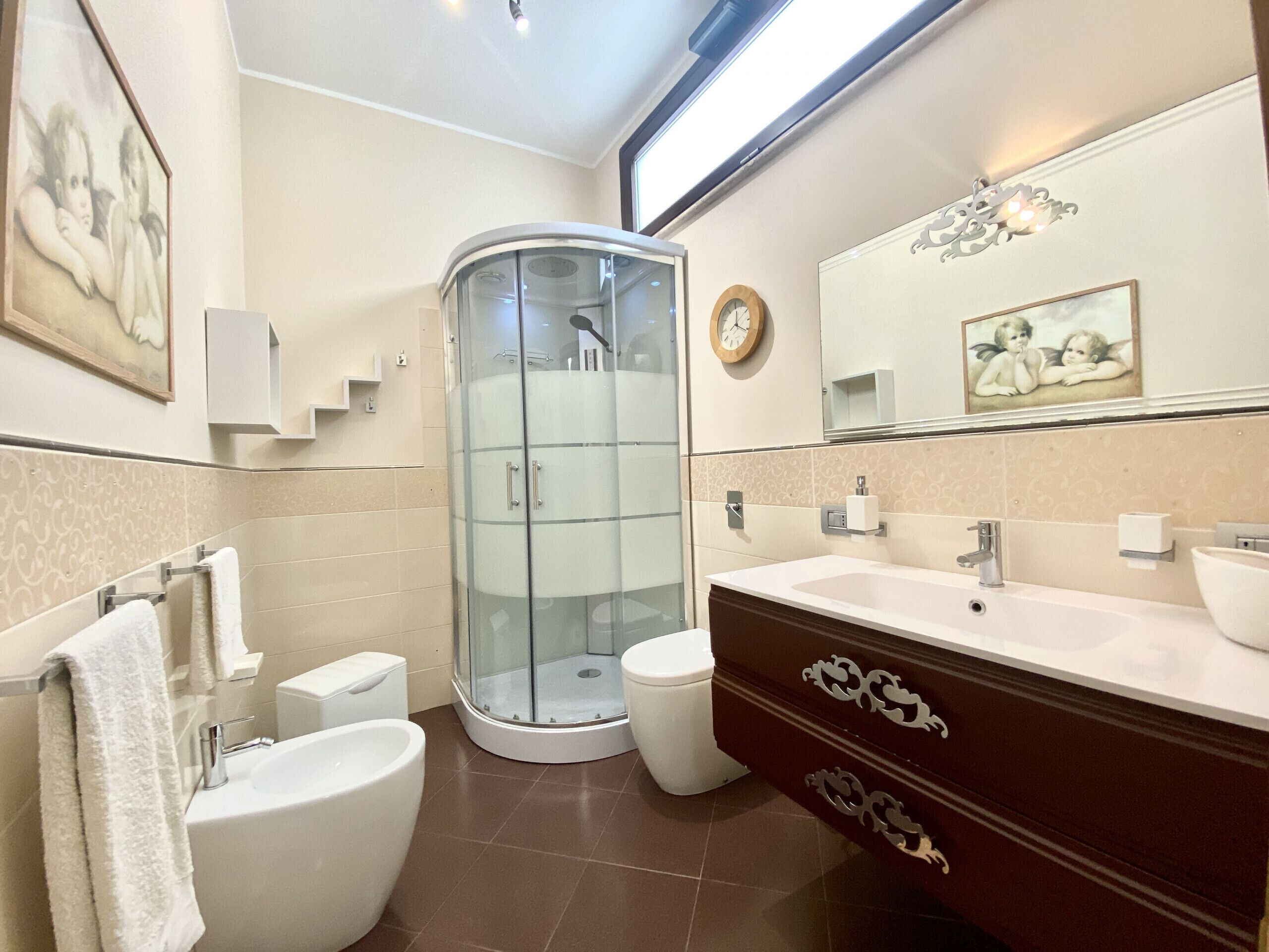 Baignoire, séchoir à cheveux, serviettes fournies