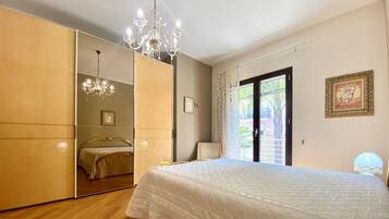 3 bedrooms, in-room safe, iron/ironing board, free WiFi