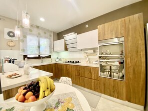 Geladeira, micro-ondas, fogão, cooktop