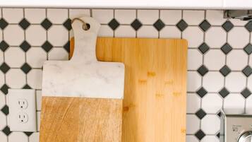 Een haardroger, handdoeken, zeep, shampoo