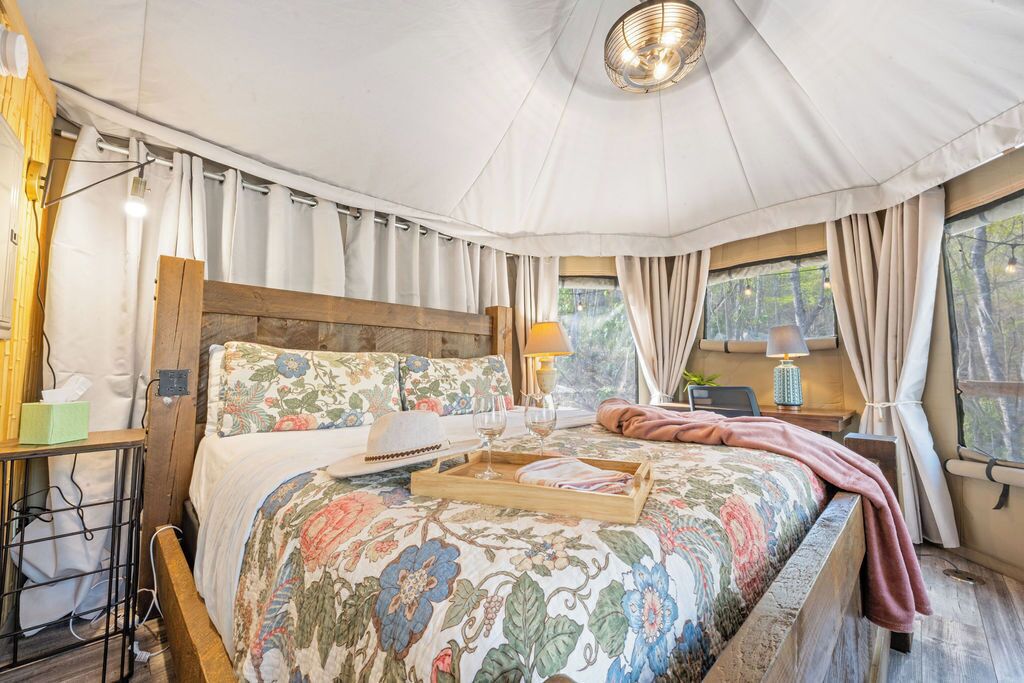 Huckleberry Tent - Bryson City, NC