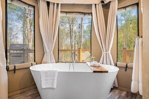 Bathtub, hair dryer, towels - Huckleberry, Upscale & Cozy Stunning Glamping near GSMNP, Authentic Safari Tent (Bryson City)
