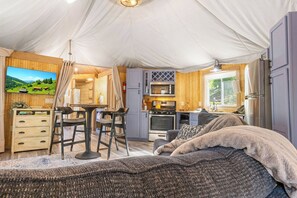 Smart TV, books - Luxury Glamping, Hot Tub, Firepit, Bryson City, Deep Creek Smoky Mountains (Bryson City)