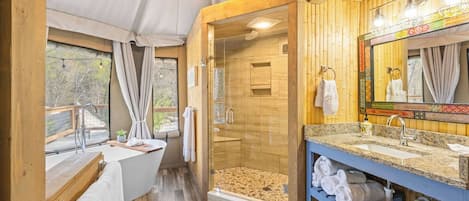 Badewanne, Haartrockner, Handtücher