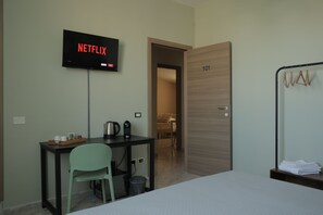 Habitación con 1 cama doble o 2 individuales | Escritorio y espacio para trabajar con un portátil