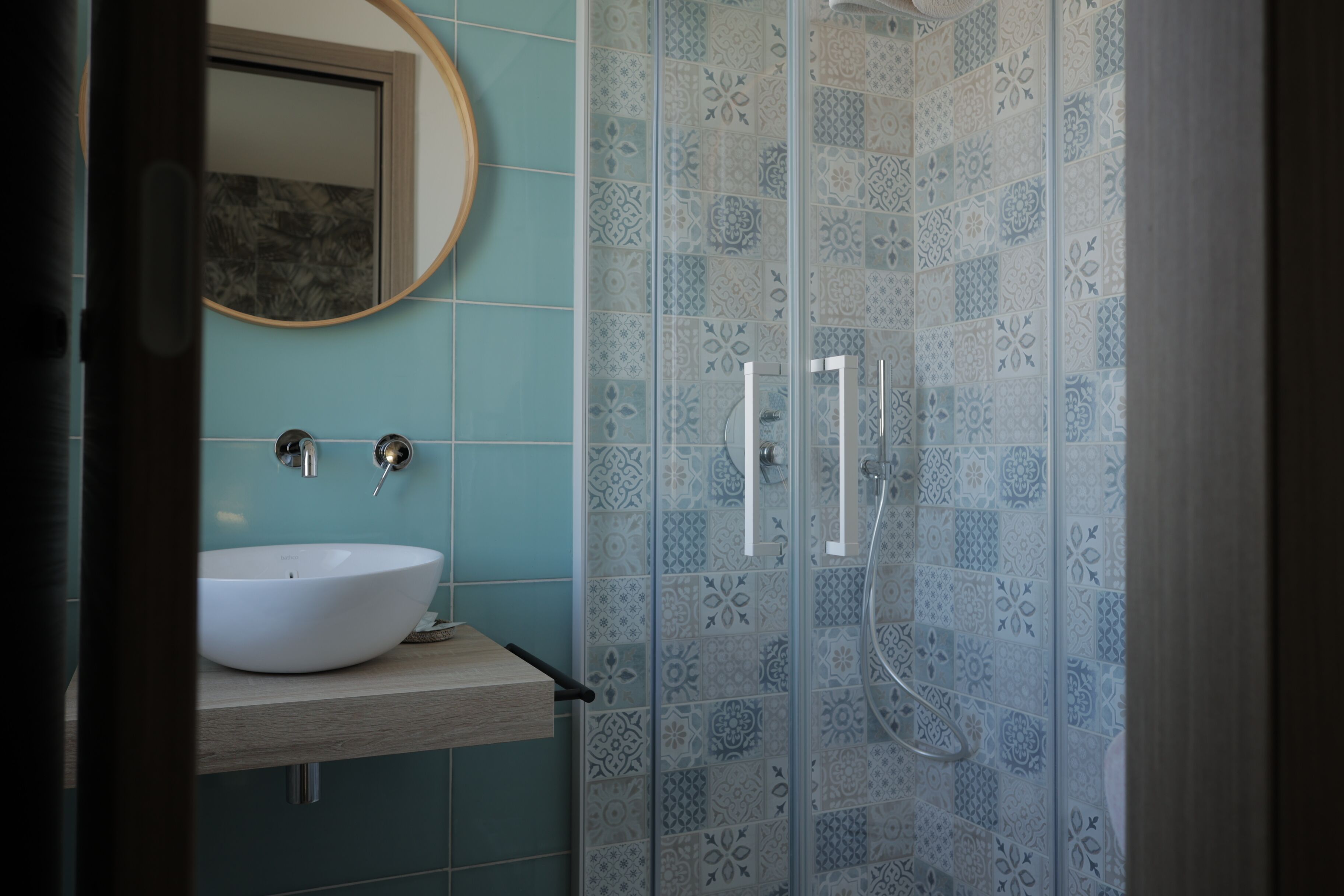 Chambre Double ou avec lits jumeaux | Salle de bain | Douche, douche à « effet pluie », articles de toilette de luxe