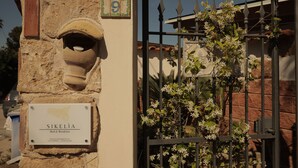 A stone wall with a number '9' sign and a plaque for 'Sikelia Bed & Breakfast'. - Sikelìa Bed & Breakfast (Carini)