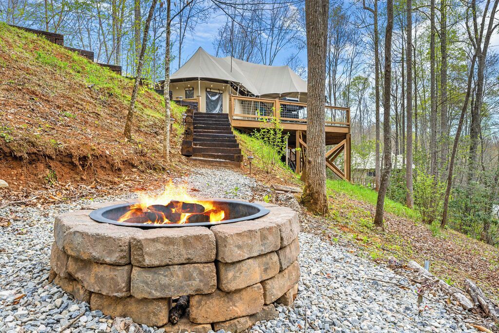 Romantic Luxury safari tent, Deep Creek-Smoky Mountains NP, Hot