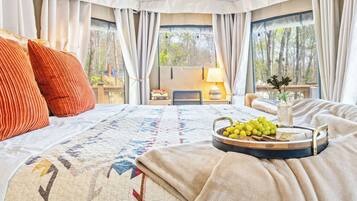 1 bedroom, desk, free WiFi, bed sheets