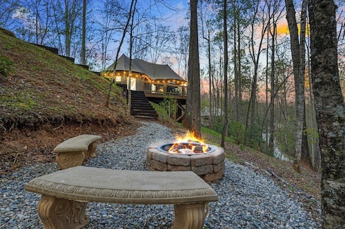 Romantic Luxury safari tent, Deep Creek-Smoky Mountains NP, Hot Tub & Firepit