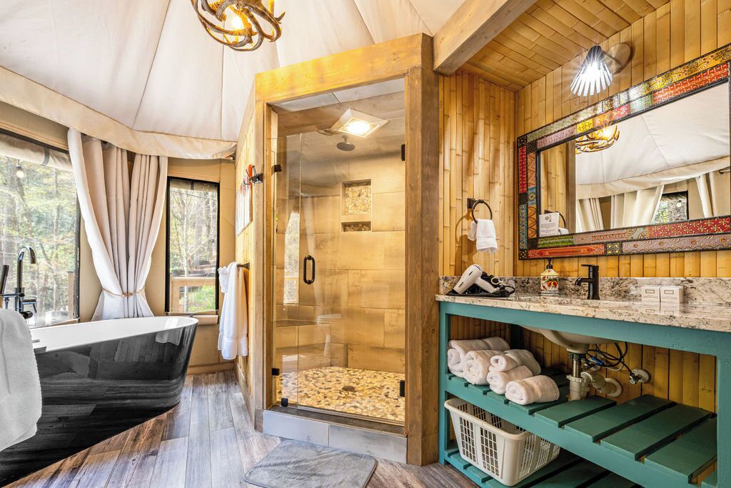 Romantic Luxury safari tent, Deep Creek-Smoky Mountains NP, Hot