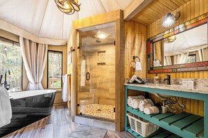 Bathtub, hair dryer, towels - Romantic Luxury safari tent, Deep Creek-Smoky Mountains NP, Hot Tub & Firepit (Bryson City)