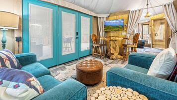 Een smart-tv en boeken