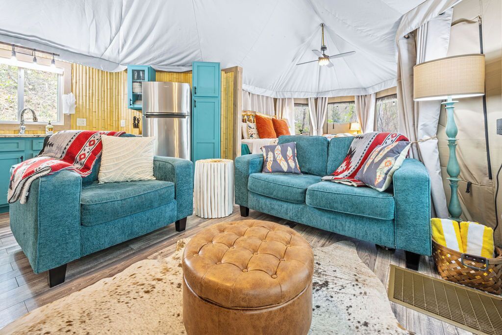 Romantic Luxury safari tent, Deep Creek-Smoky Mountains NP, Hot