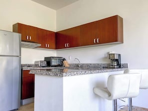 Refrigerador, microondas, parrilla de estufa y cafetera y tetera