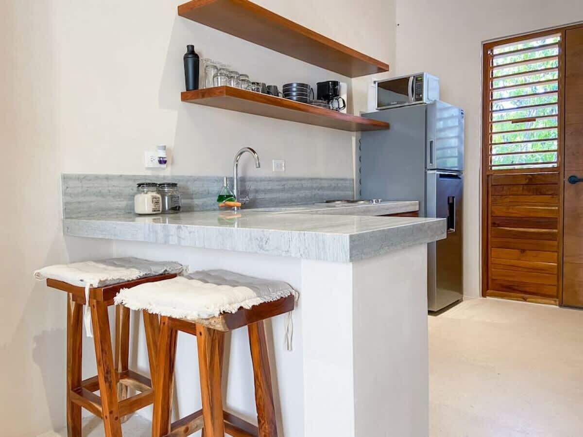 Een koelkast, een microgolfoven, een kookplaat