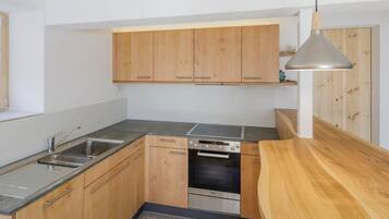 Fridge, dishwasher, cookware/dishes/utensils