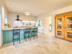 Kühlschrank, Ofen, Geschirrspüler, Kochgeschirr/Geschirr/Besteck