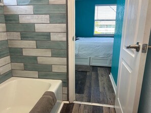 Badewanne, Haartrockner, Handtücher