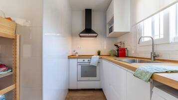 Een koelkast, een magnetron, een oven, een vaatwasser