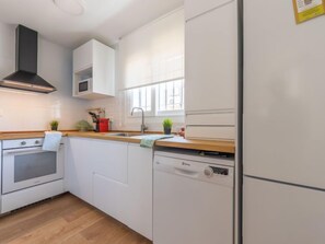 Fridge, microwave, oven, dishwasher - Vacation home Noelia by Interhome (Torredembarra)