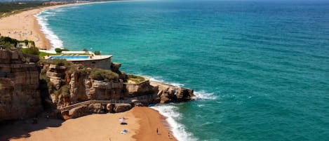 Una spiaggia nelle vicinanze