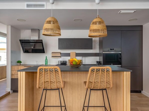 Kjøleskap, mikrobølgeovn, ovn og oppvaskmaskin